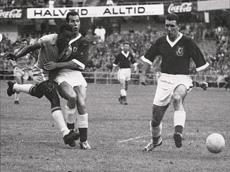Pele ghi bàn vào lưới xứ Wales ở tuổi 17